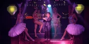 Verführung im "Salon Rouge": Dora Krumme (ChrisTine Urspruch, M.), die Managerin des Burlesque-Theaters, moderiert ihre attraktiven Tänzerinnen (Komparsinnen) an - bald ist hier jedoch keinem mehr zum Tanzen zu Mute. Verführung im "Salon Rouge": Dora Krumme (ChrisTine Urspruch, M.), die Managerin des Burlesque-Theaters, moderiert ihre attraktiven Tänzerinnen (Komparsinnen) an - bald ist hier jedoch keinem mehr zum Tanzen zu Mute.