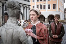Wie gern w&uuml;rde Katrina (Pauline R&eacute;nevier) ihre versteinerte Schwester erl&ouml;sen.