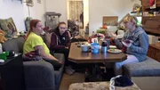 Bei Tino und Sandra (li) ist es schwierig, einen Schlafplatz für alle Gäste zu finden.. Bei Tino und Sandra (li) ist es schwierig, einen Schlafplatz für alle Gäste zu finden..