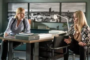Ina Zimmermann (Melanie Marschke, l.) und die Europol Ermittlerin Siska van der Velde (Petra van de Voort, r.) gehen die Motive und Alibis der Verdächtigen im Mordfall Appelt durch. Siska sieht Verbindungen zur Hongkonk-Berlin-Amsterdam-Connection. Ina möchte darüber mehr wissen. Ina Zimmermann (Melanie Marschke, l.) und die Europol Ermittlerin Siska van der Velde (Petra van de Voort, r.) gehen die Motive und Alibis der Verdächtigen im Mordfall Appelt durch. Siska sieht Verbindungen zur Hongkonk-Berlin-Amsterdam-Connection. Ina möchte darüber mehr wissen.