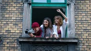 Als Immobilienmakler auftauchen, schlagen die Hausbesetzer sie in die Flucht. Die WG beobachtet das Spektakel vom Fenster aus. Von links: Uli Brändle (Ben Felipe), Luise Jansen (Lary Müller) und Karla Tanner (Taynara Silva-Wolf) Als Immobilienmakler auftauchen, schlagen die Hausbesetzer sie in die Flucht. Die WG beobachtet das Spektakel vom Fenster aus. Von links: Uli Brändle (Ben Felipe), Luise Jansen (Lary Müller) und Karla Tanner (Taynara Silva-Wolf)