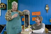 Fritz Fuchs (Guido Hammesfahr, r.) ist begeistert von seiner Erfindung: eine Blitzmaschine, die dem Nachbarn (Helmut Krauss, l.) die Haare zu Berge stehen l&auml;sst.