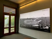 Personaleingang Red Bull Arena mit altem Stadionfoto Personaleingang Red Bull Arena mit altem Stadionfoto