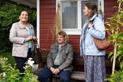 Frau Grasegger (Ursula Maria Burkhart, l.) zeigt Katja Ostermeier (Mira Huber, r.) und Xaver Frühweiss (Franz-Xaver Zeller, M.) eine freie Parzelle in der Schrebergartenkolonie. Frau Grasegger (Ursula Maria Burkhart, l.) zeigt Katja Ostermeier (Mira Huber, r.) und Xaver Frühweiss (Franz-Xaver Zeller, M.) eine freie Parzelle in der Schrebergartenkolonie.