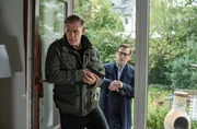 Finn (Sven Martinek, l.) und Lars (Ingo Naujoks, r.) merken, dass im Haus von Julia Schneider etwas nicht stimmt. Finn (Sven Martinek, l.) und Lars (Ingo Naujoks, r.) merken, dass im Haus von Julia Schneider etwas nicht stimmt.