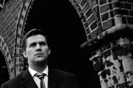 An der Oberbaumbr&uuml;cke, 13. August 1961: Klaus (Ulrich Thein) kann es nicht fassen, dass in Berlin eine Grenze gezogen wird. Noch dazu ist sein Bruder Ulli bei den Kampfgruppen, die die Grenze sch&uuml;tzen sollen.