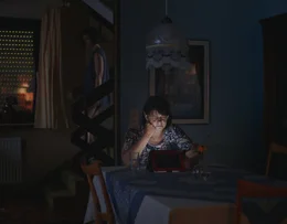 Heimlich schaut Konnie (Marion Ottschick) Filme, in denen ihre Tochter Nina (Friederike Becht) Darstellerin ist.