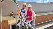 Reporterin Lena (l.) wagt den Selbstversuch auf der Baustelle. Zwei Tage lang begleitet sie die 24-jährige Stuckateurin Lara, die ihren Beruf mit Leidenschaft ausübt und sich täglich gegen Vorurteile behaupten muss. Reporterin Lena (l.) wagt den Selbstversuch auf der Baustelle. Zwei Tage lang begleitet sie die 24-jährige Stuckateurin Lara, die ihren Beruf mit Leidenschaft ausübt und sich täglich gegen Vorurteile behaupten muss.