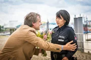 Sven Wiebel (Sebastian Weber) versucht, sich mit einem Blumenstrau&szlig; bei Alexa (Minh-Khai Phan-Thi) f&uuml;r sein Verhalten zu entschuldigen, erreicht bei ihr aber nichts.