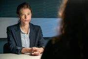 Linda Balomé (Lena Reinhold, l.), die Freundin des verstorbenen Josch Berger, wird von Kim Nowak (Amy Mußul, r.) befragt. Kim vermutet einen Zusammenhang zwischen Bergers und Appelts Tod. Linda war die Letzte, die Thilo Appelt lebend gesehen hat. Linda Balomé (Lena Reinhold, l.), die Freundin des verstorbenen Josch Berger, wird von Kim Nowak (Amy Mußul, r.) befragt. Kim vermutet einen Zusammenhang zwischen Bergers und Appelts Tod. Linda war die Letzte, die Thilo Appelt lebend gesehen hat.