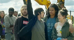 Antonio (Jules Pellissier, M.), Julien (Rachid Yous, 3.v.r.), Arthur (Sylvain Le Gall, 2.v.r.) und Oc&eacute;ane (Cl&eacute;mence Boisnard, r.) geh&ouml;ren zu den Initiatoren der Umweltproteste.