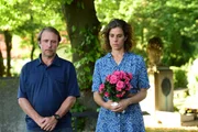 Friedhof. Wie kann Lena den Verlust verkraften? Volker Feldmann (Bjarne M&auml;del) tr&ouml;stet Lena Wallinger (Anne Sch&auml;fer) am Grab ihres Mannes.