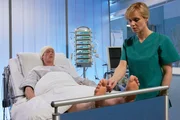 Als Jenne Derbeck (Patrick Kalupa) nach seiner Hirn-OP aufwacht, macht seine Freundin Dr. Lea Peters (Anja Nejarri) sensorische Tests. Als Jenne am rechten Fuß nichts spürt, weiß sie, dass das ganz normal sein kann, nach solch einem Eingriff. Doch dieses Mal ist es kein normaler Patient und Lea hat nicht die nötige Distanz. Als Jenne Derbeck (Patrick Kalupa) nach seiner Hirn-OP aufwacht, macht seine Freundin Dr. Lea Peters (Anja Nejarri) sensorische Tests. Als Jenne am rechten Fuß nichts spürt, weiß sie, dass das ganz normal sein kann, nach solch einem Eingriff. Doch dieses Mal ist es kein normaler Patient und Lea hat nicht die nötige Distanz.