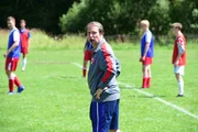 Einzig seine Nebent&auml;tigkeit als Fu&szlig;balltrainer einer Jugendmannschaft bereitet Volker (Bjarne M&auml;del, Mi.) Freude und gibt ihm Kraft.