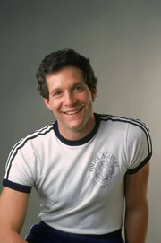 Carey Mahoney (Steve Guttenberg), der immer wieder mit dem Gesetz in Konflikt geraten ist, wurde geradezu gen&ouml;tigt die Polizeischule zu besuchen.
