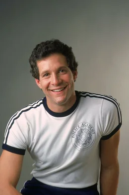 Carey Mahoney (Steve Guttenberg), der immer wieder mit dem Gesetz in Konflikt geraten ist, wurde geradezu gen&ouml;tigt die Polizeischule zu besuchen.