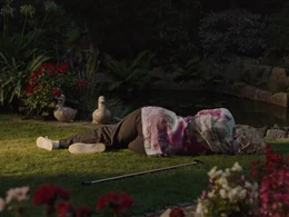 Oma Marie (Christl Linke-Rauscher) liegt friedlich in ihrem Garten.