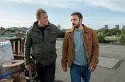 Finn (Sven Martinek, l.) steht Gregor (Jonas Minthe, r.) bei. Finn (Sven Martinek, l.) steht Gregor (Jonas Minthe, r.) bei.