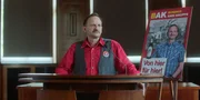 Andi (Milan Peschel) tritt mit seiner Partei BAK (Bündnis Andi Knuppe) bei der Ortsvorsteherwahl an. Andi (Milan Peschel) tritt mit seiner Partei BAK (Bündnis Andi Knuppe) bei der Ortsvorsteherwahl an.