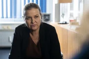 Vera Lanz (Katharina Böhm, l.) hat Cosima Becker (Kristin Alia Hunold, r.) aus dem Hotel ins Präsidium mitgenommen und stellt ihr ein paar Fragen zu Wolf Marquardt. Vera Lanz (Katharina Böhm, l.) hat Cosima Becker (Kristin Alia Hunold, r.) aus dem Hotel ins Präsidium mitgenommen und stellt ihr ein paar Fragen zu Wolf Marquardt.