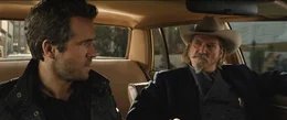 Neuling Nick (Ryan Reynolds, l.) wird von seinem erfahrenen Partner Roy (Jeff Bridges, r.) ausgiebig gemustert.