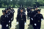Lt. Harris versucht, die Neuank&ouml;mmlinge wie Carey Mahoney (Steve Guttenberg, Mitte vorne) f&uuml;r den Polizeidienst einsatzbereit zu machen. Dies erfordert ungeheuer gute Nerven ...