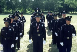 Lt. Harris versucht, die Neuank&ouml;mmlinge wie Carey Mahoney (Steve Guttenberg, Mitte vorne) f&uuml;r den Polizeidienst einsatzbereit zu machen. Dies erfordert ungeheuer gute Nerven ...