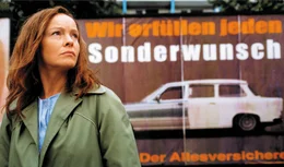 Kurz vor dem Mauerfall f&auml;llt die &uuml;berzeugte Sozialistin und verdiente DDR-B&uuml;rgerin Christiane Kerner ins Koma. Als sie acht Monate sp&auml;ter wieder daraus erwacht, muss jeder Schock f&uuml;r ihr Herz vermieden werden. Also h&auml;lt ihre Familie - allen voran der treu sorgende Sohn Alex - in der 79 qm gro&szlig;en Plattenbauwohnung den l&auml;ngst aufgel&ouml;sten Staat am Leben, deutet historische Tatsachen durch L&uuml;gen um und betreibt eine aufwendige Scharade, die bald allen &uuml;ber den Kopf w&auml;chst. Mit Daniel Br&uuml;hl (Alex Kerner), Katrin Sass (Mutter Kerner), Florian Lukas (Denis), Chulpan Khamatova (Lara), Maria Simon (Ariane), Alexander Beyer (Rainer) u.a. Im Bild: Katrin Sa&szlig;.