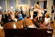 Das Publikum ist begeistert von Nataschas (Melanie Wiegmann, 5.v.r.) und Marlenes (Lucy Scherer, 2.v.r.) Auftritt in der Pianobar. Das Publikum ist begeistert von Nataschas (Melanie Wiegmann, 5.v.r.) und Marlenes (Lucy Scherer, 2.v.r.) Auftritt in der Pianobar.