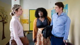 Katja (Kim Riedle) und David (Helgi Schmid) befinden sich in einer handfesten Ehekrise. (mit Doris (Thelma Buabeng))