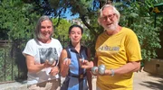 Petra (l) und Rüdiger Erbslöh (r) mit dem Coach beim Boule-Kurs. Petra (l) und Rüdiger Erbslöh (r) mit dem Coach beim Boule-Kurs.
