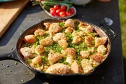 Köchin Ivana Austermayr und Schauspieler und Hobbykoch Adnan Maral präsentieren Gratin mit Knollensellerie und geräuchertem Fisch. Köchin Ivana Austermayr und Schauspieler und Hobbykoch Adnan Maral präsentieren Gratin mit Knollensellerie und geräuchertem Fisch.