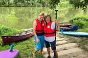 Annette Krause mit Anna Br&ouml;ll (links) vom Kanuverleih "Zugv&ouml;gel".