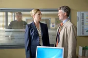 Der neue Bezirksamtsleiter Dr. Nockemann (Thomas Klees, r.) flirtet heftig mit Frau K&uuml;ppers (Saskia Fischer, l.), sehr zum Mi&szlig;fallen von Hannes Krabbe (Marc Zwinz, im HG).