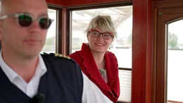 W&auml;hrend der Sommersaison begleitet Janett Pust ihren Mann Martin, Kapit&auml;n der "Selene", gerne auf einer Hafenrundfahrt.