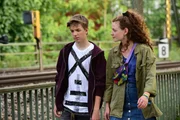 Benny (Nick Julius Schuck) setzt andere Priorit&auml;ten: Er m&ouml;chte lieber Zeit mit Sandy (Nadja Sabersky) verbringen, als sich um seinen Schulabschluss zu k&uuml;mmern, der durch schlechte Noten und seine Fehlzeiten gef&auml;hrdet ist.