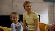 Als Johannas (Charlott Reschke, r.) Arbeit in der Bank bei Emma (l.) f&uuml;r Begeisterung sorgt, st&ouml;&szlig;t Jonas Johanna mit einem unbedachten Spruch vor den Kopf.