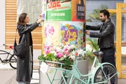 Baris (Metehan Demiröz) ist der gesuchten Fremden für einen Moment näher als er ahnt. Links Larissa (Ilka Mahrholz) Baris (Metehan Demiröz) ist der gesuchten Fremden für einen Moment näher als er ahnt. Links Larissa (Ilka Mahrholz)