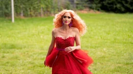 Katja (Kim Riedle) in ihrem neuen, ungewohnt schrillen Outfit.
