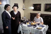 Von links: Traudl Grandauer (Christine Neubauer), Oma Soleder (Franziska Stömmer) und Karl Grandauer (Jörg Hube). Von links: Traudl Grandauer (Christine Neubauer), Oma Soleder (Franziska Stömmer) und Karl Grandauer (Jörg Hube).
