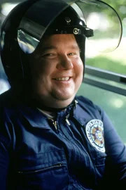 Ein neues Gesetz in New York besagt, dass ab sofort jeder Polizist werden kann, ob dick, klein, dumm oder sch&uuml;chtern. Kaum gesagt, stehen auch schon die ersten Anw&auml;rter f&uuml;r die Polizeischule vor der T&uuml;r. Einer von ihnen ist Leslie Barbara (Donovan Scott).
