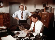 J.D. (Lewis Arquette, l.) bereut, Jonesy (Richard Gilliland, r.) bei sich eingestellt zu haben. Ohne Erin, die er entlassen hatte, verliert er die Übersicht über sein Büro. J.D. (Lewis Arquette, l.) bereut, Jonesy (Richard Gilliland, r.) bei sich eingestellt zu haben. Ohne Erin, die er entlassen hatte, verliert er die Übersicht über sein Büro.