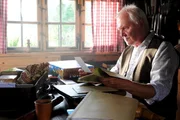 Karl Huber (Wolfgang Hübsch) sortiert alte Fotos und findet ein Foto von Peter und die Funkgeräte. Karl Huber (Wolfgang Hübsch) sortiert alte Fotos und findet ein Foto von Peter und die Funkgeräte.
