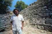 Der Arch&auml;ologe R&uuml;stem Aslan vor Ort in Troja, T&uuml;rkei.