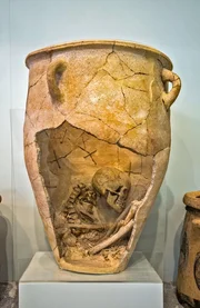 Ein Urnengef&auml;&szlig; mit einem Skelett im Inneren, ausgestellt im Arch&auml;ologischen Museum von Heraklion auf Kreta, Griechenland. (Alamy Stock Photo)