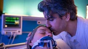 Lazar (Atheer Adel) muss sich eingestehen, dass es f&uuml;r seine Frau Wiebke (Alexandra Gottschlich) keine Hoffnung mehr gibt und er sie f&uuml;r hirntot erkl&auml;ren lassen muss.