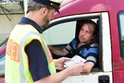 Polizeimeister Stephan Ritter (Patrick Finger) will die Papiere sehen. Volker Feldmann (Bjarne M&auml;del) ist verzweifelt.