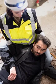 Baris (Metehan Demiröz) stolpert der Liebe förmlich in die rettenden Arme. Oben Larissa (Ilka Mahrholz) Baris (Metehan Demiröz) stolpert der Liebe förmlich in die rettenden Arme. Oben Larissa (Ilka Mahrholz)