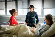 Alexa (Minh-Khai Phan-Thi, M.) versucht, zwischen ihrer Schwester Tanja (Franziska Wulf, l.) und ihrer Nichte Sophie (Marija Mauer, r.) zu vermitteln.