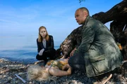 Am Ufer finden Kommissare Zeiler (Nora Waldst&auml;tten, l.) und Oberl&auml;nder (Matthias Koeberlin, r.) die Leiche einer jungen Frau (Anna Rot), die ein Meerjungfrauen-Kost&uuml;m tr&auml;gt.